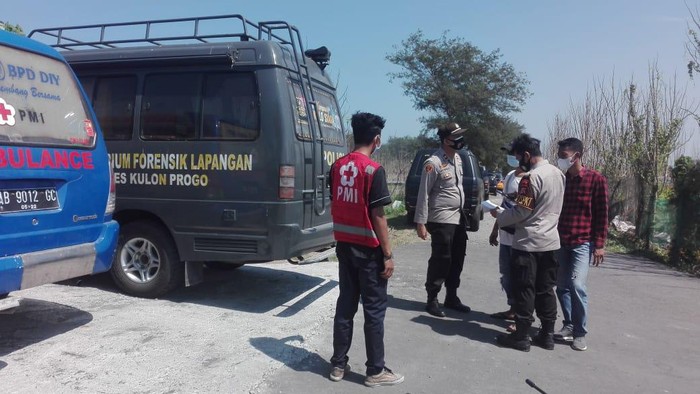 Evakuasi penemuan tengkorak manusia di Pantai Mlarangan Asri, Kalurahan Pleret, Kapanewon Panjatan, Kulon Progo, DIY, Minggu (15/8/2021).