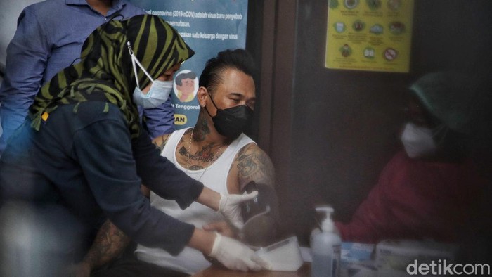 Musisi Jerinx akhirnya disuntik vaksin COVID-19 di Polda Metro Jaya. Ia diketahui disuntik vaksin Sinovac.