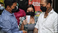 Jerinx menyebut dr Indro berhasil meyakinkannya untuk divaksinasi Corona. Dokter Indro, kata Jerinx, memastikan kondisinya aman untuk divaksinasi.