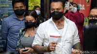 Awak media sempat menanyakan perasaan Jerinx usai divaksinasi. Ia mengatakan yang terpenting bisa bermusik lagi.
