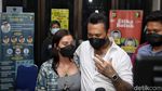 Foto: Didampingi Istri, Jerinx Disuntik Vaksin COVID-19