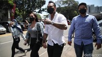 Musisi Jerinx tampak didampingi sang istri, Nora Alexandra saat akan disuntik vaksin COVID-19 di Polda Metro Jaya, Jakarta, Minggu (15/8/2021). 