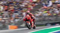 Bagnaia yang start dari posisi paling depan akhirnya berhasil menjadi juara. Ini adalah kemenangan perdana rider asal Italia itu di kelas MotoGP (Getty Images/Mirco Lazzari gp)