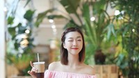 Layaknya kebanyakan orang Korea Selatan, Sunny sangat mencintai kopi. Tak pernah sehari pun ia lewatkan tanpa segelas es americano yang begitu menyegarkan. Foto: Instagram/sunnydahye