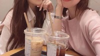 Saat menghabiskan waktu bersama teman-temannya, Sunny pasti akan memilih kafe sebagai tempat menghabiskan waktu. Gelas-gelas kopi yang menyegarkan hingga beragam camilan akan dipesannya. Foto: Instagram/sunnydahye