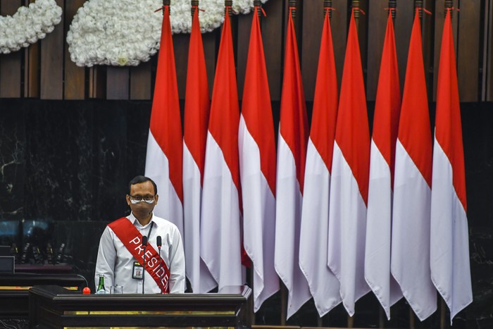 Seorang pegawai melakukan gladi persiapan sidang tahunan MPR dan pidato Kenegaraan Presiden di Kompleks Parlemen, Senayan, Jakarta, Jumat (13/8/2021). Presiden Joko Widodo direncanakan menghadiri Sidang Tahunan MPR, dan Sidang Bersama DPR dan DPD, Pidato Kenegaraan Presiden dalam rangka peringatan HUT ke-76 pada tanggal 16 Agustus 2021. ANTARA FOTO/Galih Pradipta/hp.