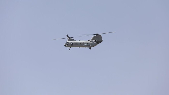 Helikopter AS Wara-wiri di Langit Ibu Kota Afghanistan, Ada Apa? Helikopter Chinook AS tampak terbang di langit Ibu Kota Afghanistan. Aktivitas helikopter itu diketahui terkait evakuasi diplomat AS dan warga sipil Afghanistan
