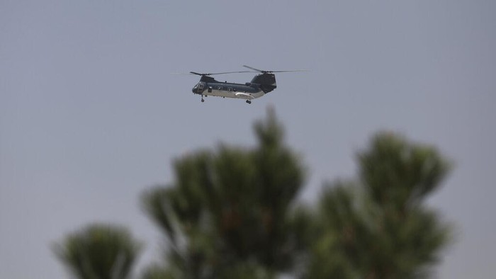 Helikopter Chinook AS tampak terbang di langit Ibu Kota Afghanistan. Aktivitas helikopter itu diketahui terkait evakuasi diplomat AS dan warga sipil Afghanistan