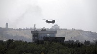 Helikopter Chinook Amerika Serikat tampak terbang di atas Kedutaan Besar AS di Kabul, Ibu Kota Afghanistan, Minggu (15/8/2021). 