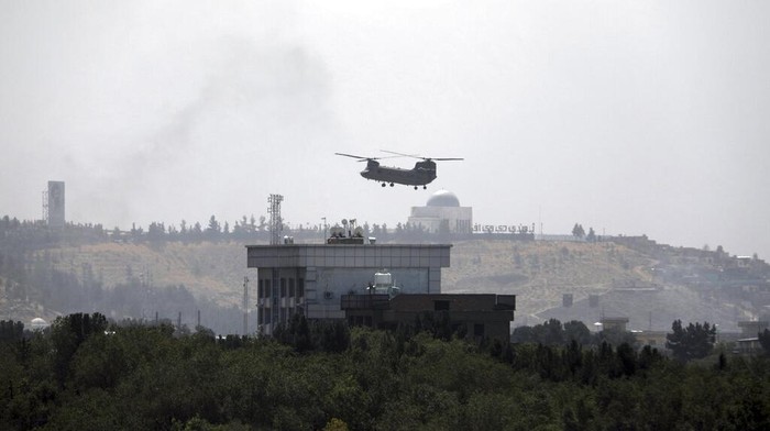 Helikopter AS Wara-wiri di Langit Ibu Kota Afghanistan, Ada Apa? Helikopter Chinook AS tampak terbang di langit Ibu Kota Afghanistan. Aktivitas helikopter itu diketahui terkait evakuasi diplomat AS dan warga sipil Afghanistan