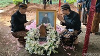 Paundra dan Bhre tampak memegangi foto sang ayah Mangkunegara IX. Usai berfoto bersama, keduanya juga sempat melempar senyum. GPH Bhre yang umurnya lebih muda, sempat melayangkan sembah sungkem kepada kakaknya tersebut. GPH Paundra dan GPH Bhre sendiri disebut-sebut menjadi calon suksesor untuk memimpin Pura Mangkunegaran. Namun pihak Mangkunegaran belum bersedia memberikan keterangan resmi terkait suksesor Mangkunegara IX. 
