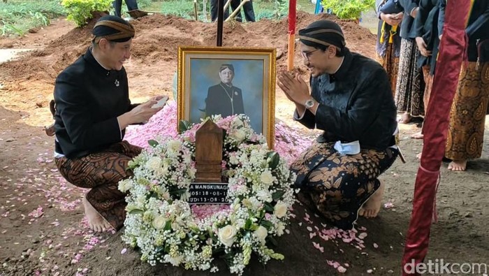 GPH Paundrakarna Jiwa Suryanegara dan GPH Bhre Cakrahutomo Wira Sudjiwo hadiri pemakaman KGPAA Mangkunegara IX. Keduanya pun sempat foto bersama di pusara sang ayah.