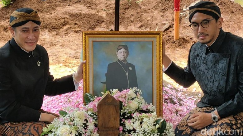 Ini 2 Putra Mangkunegara IX yang Foto Bersama di Pusara Sang Ayah GPH Paundrakarna Jiwa Suryanegara dan GPH Bhre Cakrahutomo Wira Sudjiwo hadiri pemakaman KGPAA Mangkunegara IX. Keduanya pun sempat foto bersama di pusara sang ayah.