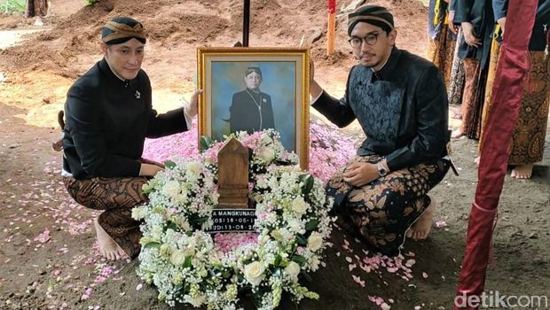 GPH Paundrakarna Jiwa Suryanegara dan GPH Bhre Cakrahutomo Wira Sudjiwo hadiri pemakaman KGPAA Mangkunegara IX. Keduanya pun sempat foto bersama di pusara sang ayah.