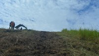 Jalur ini berfungsi sebagai media perjalanan arwah dari dunia manusia yang digambarkan sebagai dunia bawah yang ada di kaki bukit menuju puncak bukit sebagai dunia atas yang dianggap suci atau sakral. (Hari Suroto/Istimewa)