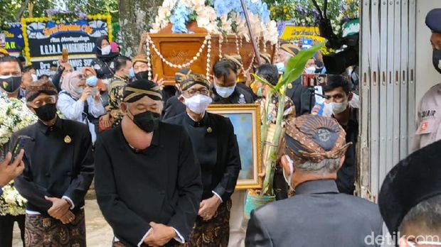 Jenazah KGPAA Mangkunegara IX tiba di Astana Giri Layu, Karanganyar, Minggu (15/8/2021)