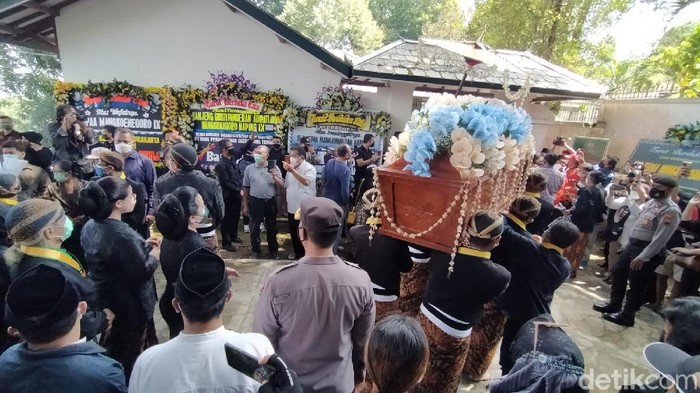 Jenazah KGPAA Mangkunegara IX tiba di Astana Giri Layu, Karanganyar, Minggu (15/8/2021)