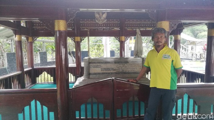 Asep Gusnandar (54) adalah keturunan ke-6 dari Haji Sanusi atau orang pertama yang diamanati oleh Pangeran Aria Soeria Atmadja atau pangeran Mekah untuk menjaga dan merawat Cut Nyak Dien