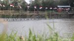 Kala Puluhan Bendera Merah Putih Hiasi Jembatan Bambu di Kulon Progo