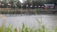 Jembatan sesek atau jembatan bambu itu tampak dihias dengan tema kemerdekaan.