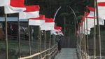 Kala Puluhan Bendera Merah Putih Hiasi Jembatan Bambu di Kulon Progo
