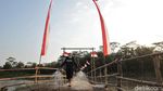 Kala Puluhan Bendera Merah Putih Hiasi Jembatan Bambu di Kulon Progo