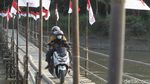 Kala Puluhan Bendera Merah Putih Hiasi Jembatan Bambu di Kulon Progo