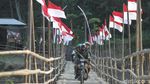 Kala Puluhan Bendera Merah Putih Hiasi Jembatan Bambu di Kulon Progo