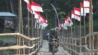 Tak jarang warga melintasi jembatan bambu itu untuk mempersingkat waktu tempuh.