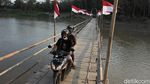 Kala Puluhan Bendera Merah Putih Hiasi Jembatan Bambu di Kulon Progo