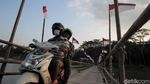 Kala Puluhan Bendera Merah Putih Hiasi Jembatan Bambu di Kulon Progo
