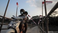 Menjelang Hari Kemerdekaan Indonesia, jembatan bambu itu pun bersolek dengan dihiasi puluhan bendera Merah Putih.