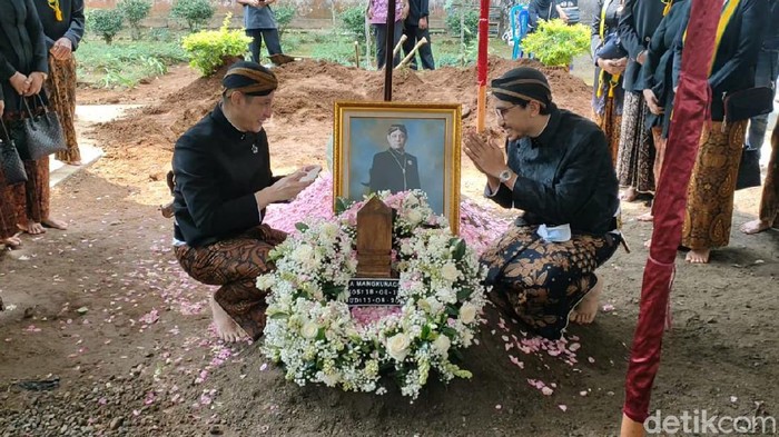 Kedua putra Mangkunegara IX, yakni GPH Paundrakarna Sukma Putra dan GPH Bhre Cakrahutomo Wira Sudjiwo sempat berfoto bersama di pusara sang ayah.