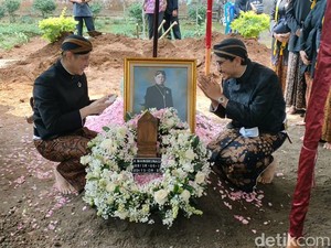 Potret 2 Putra Mangkunegara IX Paundra-Bhre di Pusara Sang Ayah