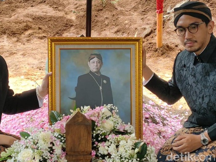 Kedua putra Mangkunegara IX, yakni GPH Paundrakarna Sukma Putra dan GPH Bhre Cakrahutomo Wira Sudjiwo sempat berfoto bersama di pusara sang ayah.