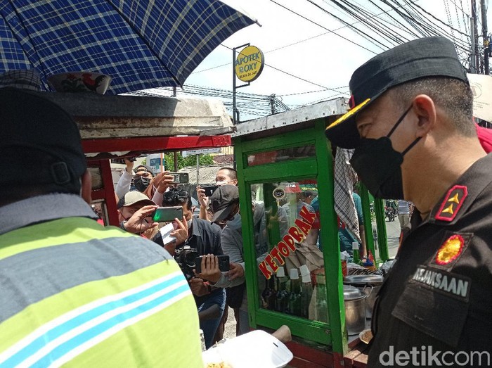Kejati DKI borong dagangan PKL untuk dibagikan ke warga yang terdampak Corona (Wilda Hayatun Nufus/detikcom)