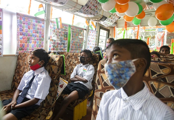 Ketika Bus Disulap Jadi Tempat Belajar Anak-anak di India Sebuah bus di India dialihfungsi menjadi ruang kelas keliling. Bus itu diketahui digunakan sebagai tempat belajar untuk anak-anak di permukiman kumuh India.