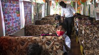 Interior bus itu pun dihiasi dengan berbagai materi pelajaran untuk membantu kegiatan belajar mengajar anak-anak tersebut. 