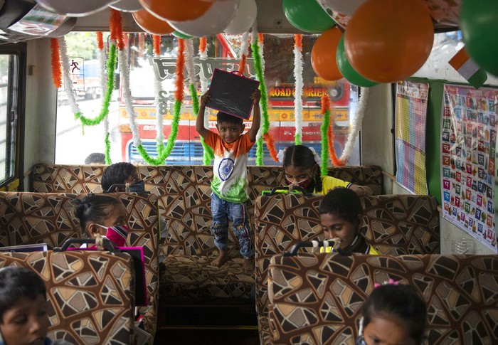 Ketika Bus Disulap Jadi Tempat Belajar Anak-anak di India Sebuah bus di India dialihfungsi menjadi ruang kelas keliling. Bus itu diketahui digunakan sebagai tempat belajar untuk anak-anak di permukiman kumuh India.