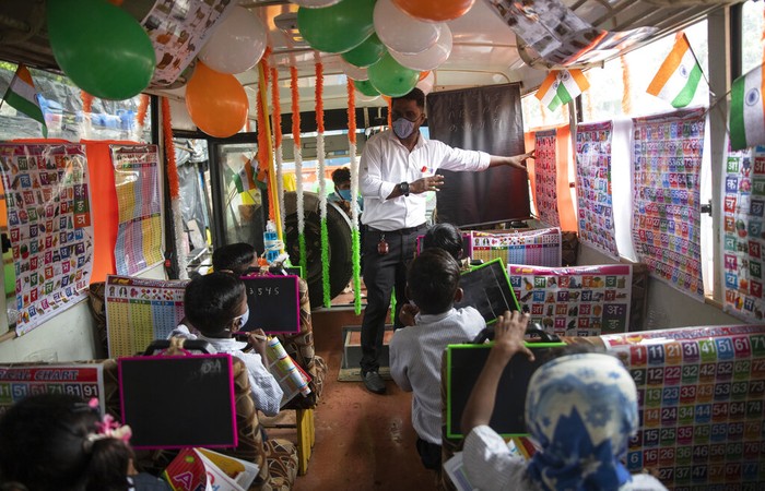 Ketika Bus Disulap Jadi Tempat Belajar Anak-anak di India Sebuah bus di India dialihfungsi menjadi ruang kelas keliling. Bus itu diketahui digunakan sebagai tempat belajar untuk anak-anak di permukiman kumuh India.