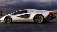 Dari sisi samping, terlihat lengkungan roda yang juga berbentuk heksagonal dan dilengkapi dengan velg bergaya retro berukuran 20 inci di ban depan, serta 21 inci di ban belakang. Foto: Dok. Lamborghini