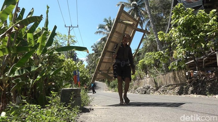 Lansia Pedagang Bale-Bale Bambu di Polman, Sida (70) menjajakan dagangannya.