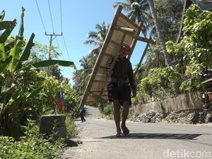 Kisah Pedagang Lansia di Polman, Pikul Bale-Bale Bambu Belasan Kilometer