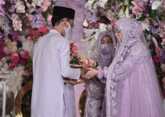 Rizky dan Lesti tampak memilih nuansa serba ungu untuk acara pengajiannya itu. Mulai dari busana hingga dekorasi, semuanya kompak berwarna ungu. Tak hanya itu saja, ada juga sedikit sentuhan adat Minang dalam dekorasi acara pengajiannya itu. Foto: Instagram/@antv_official