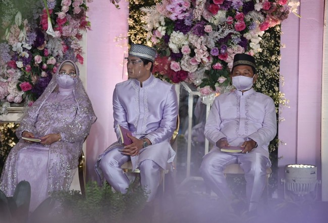 Acara pengajian prapernikahan Lesti dan Rizky Billar sendiri dilangsungkan di The Tribrata, Jakarta Selatan. Dekorasi acara pengajian itu tampak dipenuhi dengan aneka bunga yang berwarna-warni. Foto: Instagram/@antv_official