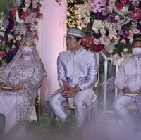 Acara pengajian prapernikahan Lesti dan Rizky Billar sendiri dilangsungkan di The Tribrata, Jakarta Selatan. Dekorasi acara pengajian itu tampak dipenuhi dengan aneka bunga yang berwarna-warni. Foto: Instagram/@antv_official