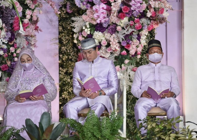 Proses acara pengajian tersebut tampak berlangsung khidmat dengan dihadiri sejumlah kerabat dan anggota keluarga. Rencananya pernikahan Lesti dan Rizki Billar akan diadakan pada 19 Agustus 2021. Foto: Instagram/@antv_official
