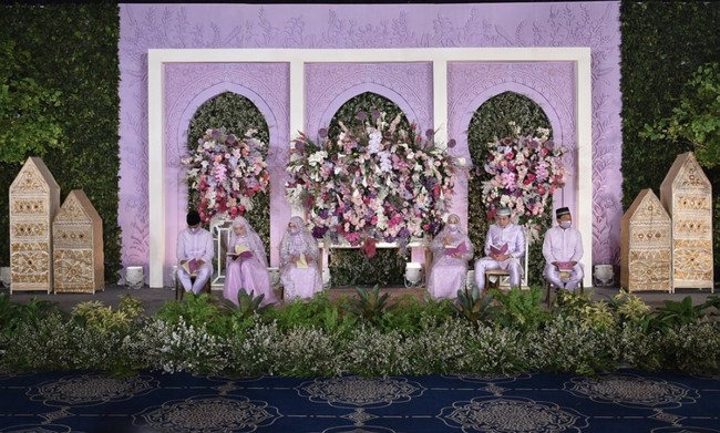 Pada samping panggung acara lamaran tersebut terdapat 4 buah miniatur lumbung padi khas Minang. Miniatur lumbung padi tersebut tampak berwarna emas dan memberikan kesan mewah pada dekorasi. Foto: Instagram/@antv_official