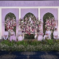 Pada samping panggung acara lamaran tersebut terdapat 4 buah miniatur lumbung padi khas Minang. Miniatur lumbung padi tersebut tampak berwarna emas dan memberikan kesan mewah pada dekorasi. Foto: Instagram/@antv_official