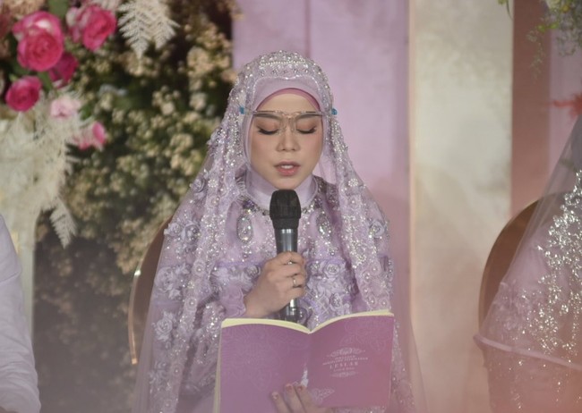 Lesti Kejora sendiri tampak anggun mengenakan kebaya berwarna ungu dengan aksen embroidery. Kebaya yang dikenakan oleh Lesti itu merupakan rancangan desainer Ayu Dyah Andari. Riasan makeup natural yang menghiasi wajahnya juga membuat Lesti semakin terlihat cantik. Foto: Instagram/@antv_official